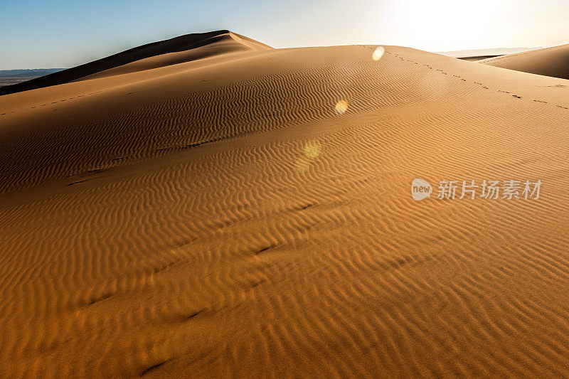 在Erg Chebbi沙漠的沙子，Merzouga，摩洛哥，北非